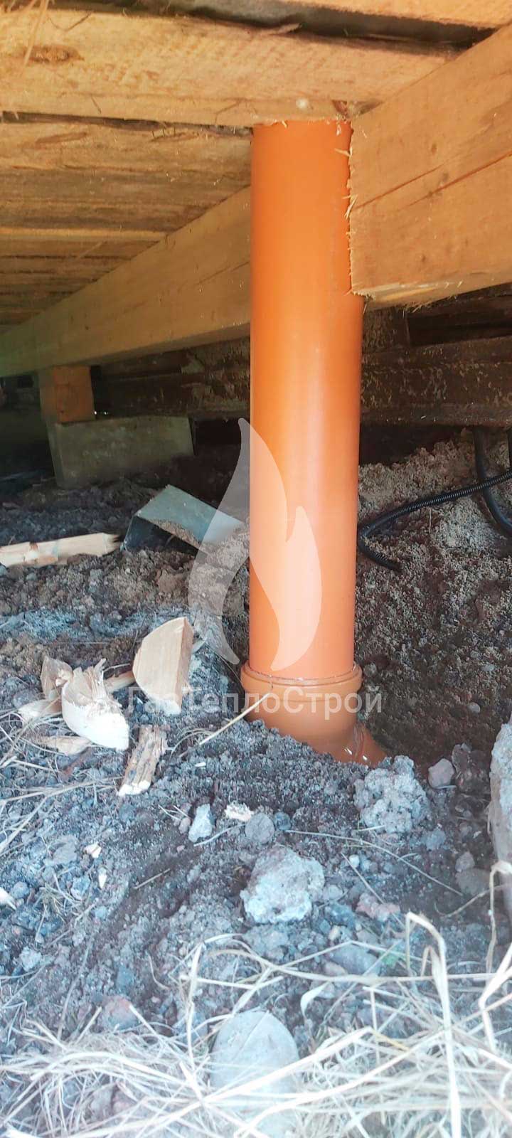 Фото трубопровода подведенного к зданию